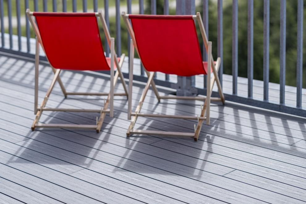 Deux chaises longues sur un balcon composite gris clair