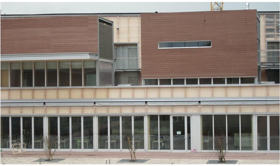 Campus universitaire de Troyes avec bardage en lames de terrasse Silvadec Élégance structurées coloris Brun Exotique