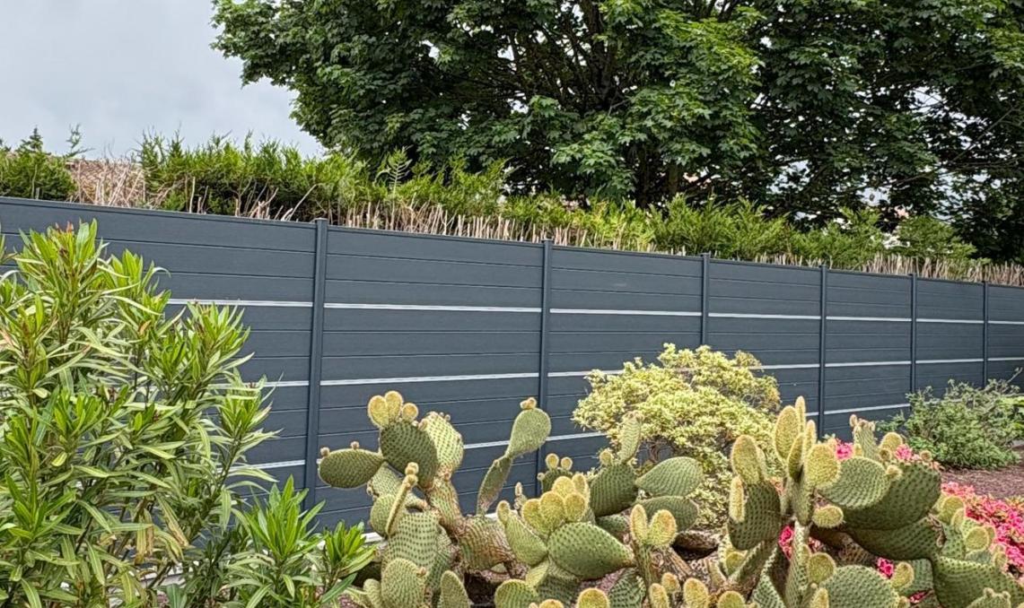 Clôture composite gris anthracite jardin résidentiel Nantes